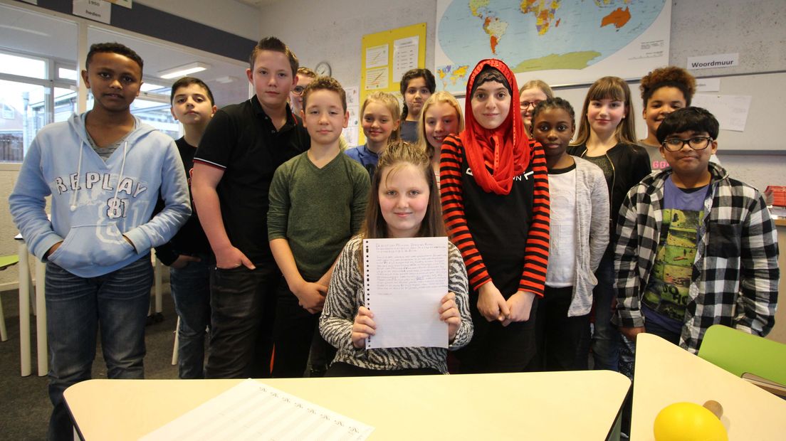 De kinderen van groep 8 van OBS De Brink met Leonie in het midden. (Rechten: Robbert Oosting / RTV Drenthe)