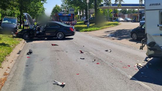 112 Nieuws: drie gewonden bij aanrijding in Losser | automobilist weggelopen na crash in Deventer. 112 Nieuws: drie gewonden bij aanrijding in Losser | automobilist weggelopen na crash in Deventer.