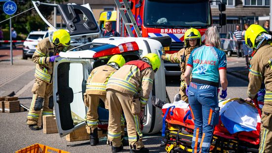Auto kantelt na botsing, inzittenden via kofferbak bevrijd en naar ziekenhuis. Auto kantelt na botsing, inzittenden via kofferbak bevrijd en naar ziekenhuis.