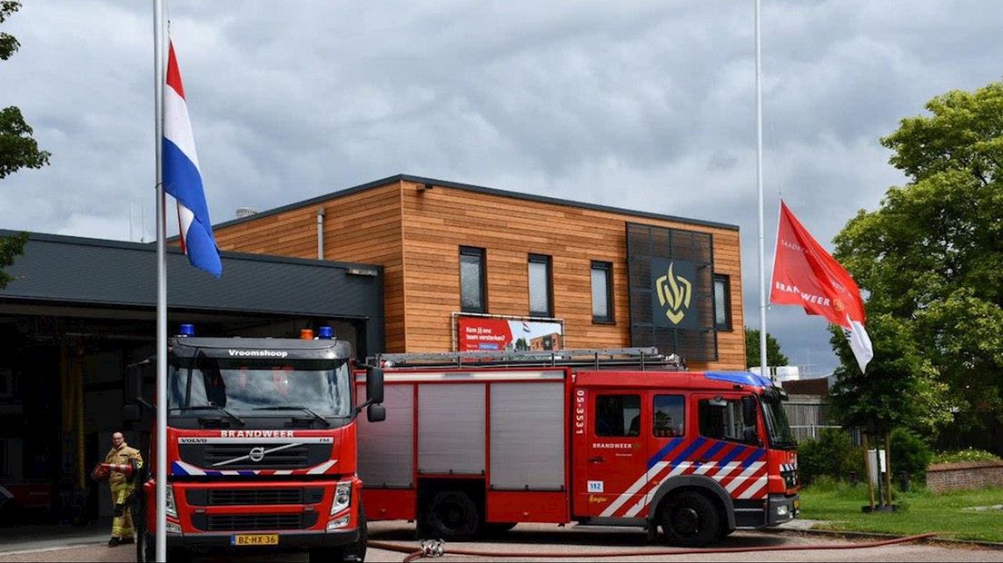 De brandweer in Vroomshoop staat stil bij omgekomen collega's