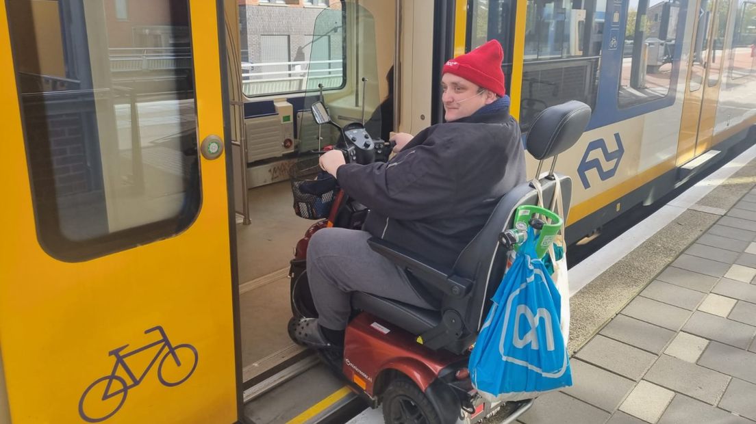 Bas van den Dikkenberg reed afgelopen weekend met zijn scootmobiel naar huis omdat de taxi van de NS te laat kwam.