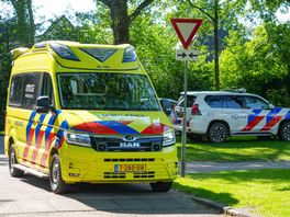 Auto en fietser botsen