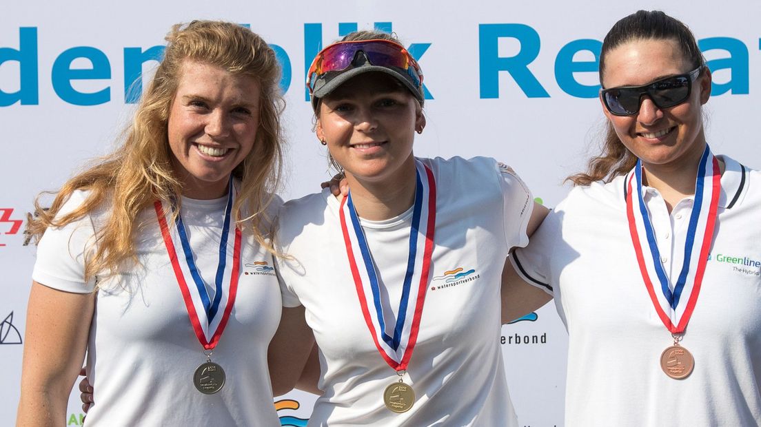 Maxime Jonker (links) en Daphne van der Vaart (midden) bij de Medemblik Regatta in 2018