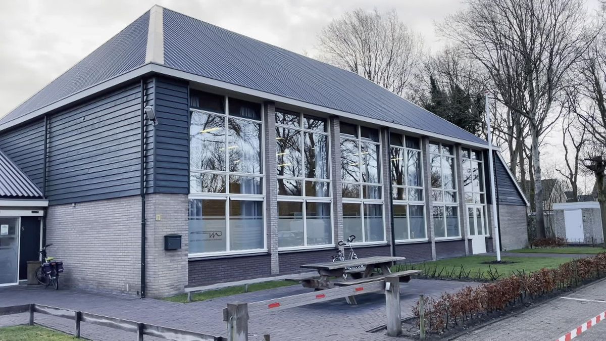 Verslaggever Aaldert Oosterhuis maakte een rondje door het stembureau in Pesse