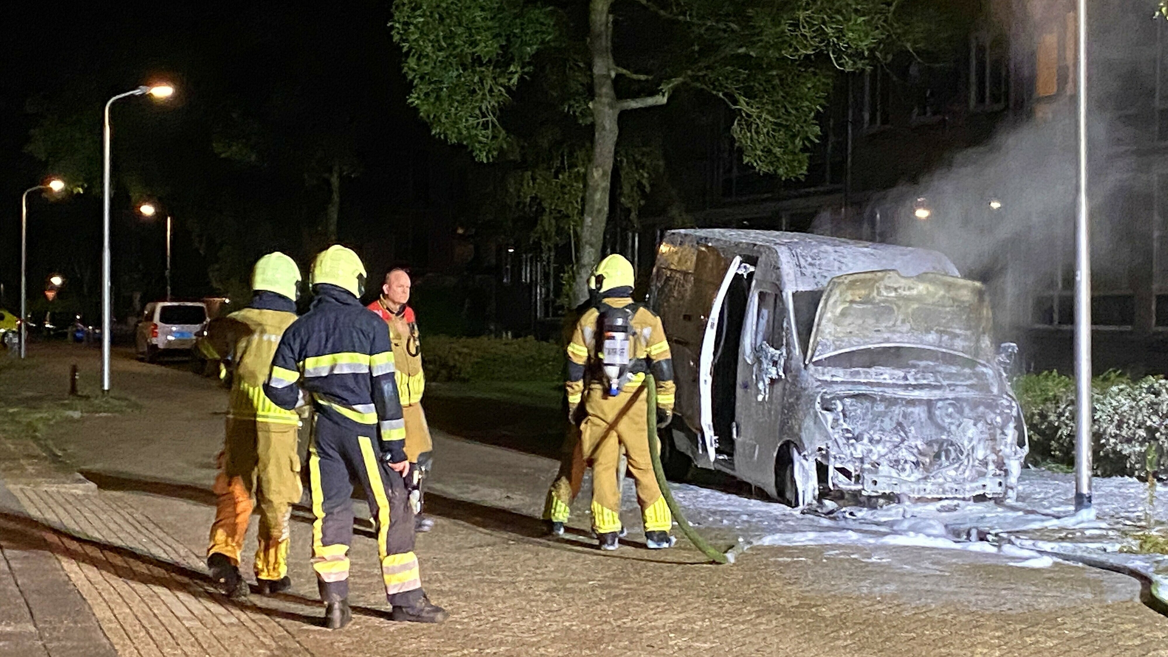 Bestelbus brânt út yn Ljouwert