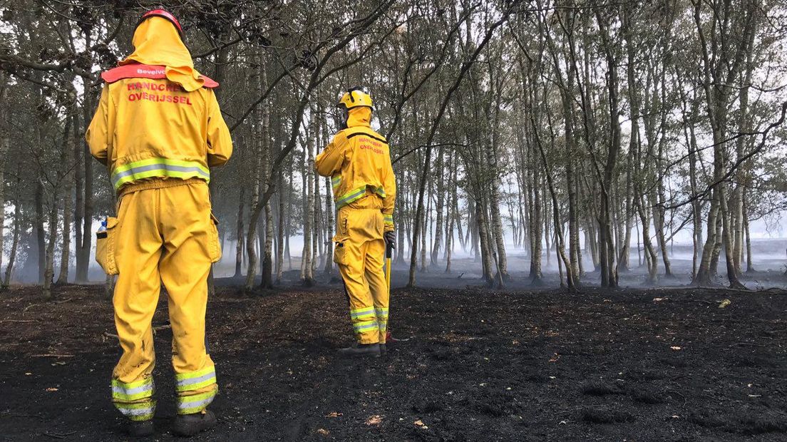 Brandweerlieden zijn nog in het gebied om na te blussen (Rechten: RTV Drenthe / Andries Ophof)