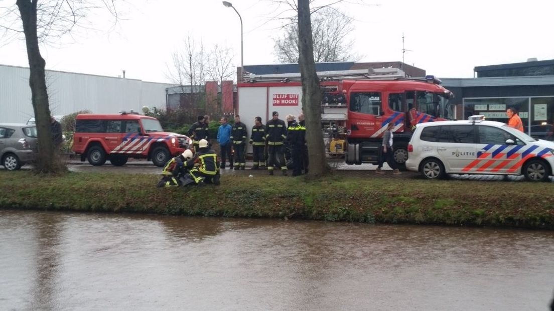 Brandweerlieden houden de ree warm (Rechten: Twitter/Politie Stadskanaal)