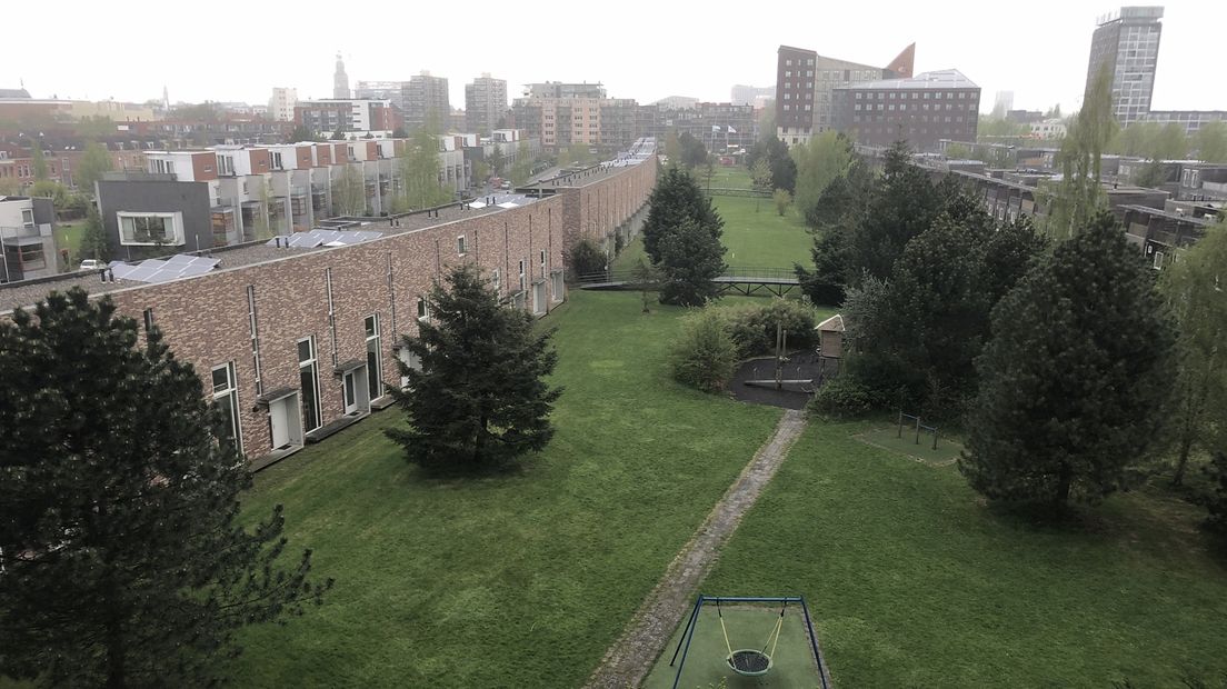 Het uitzicht op de Barkmolenstraat vanuit de opvang