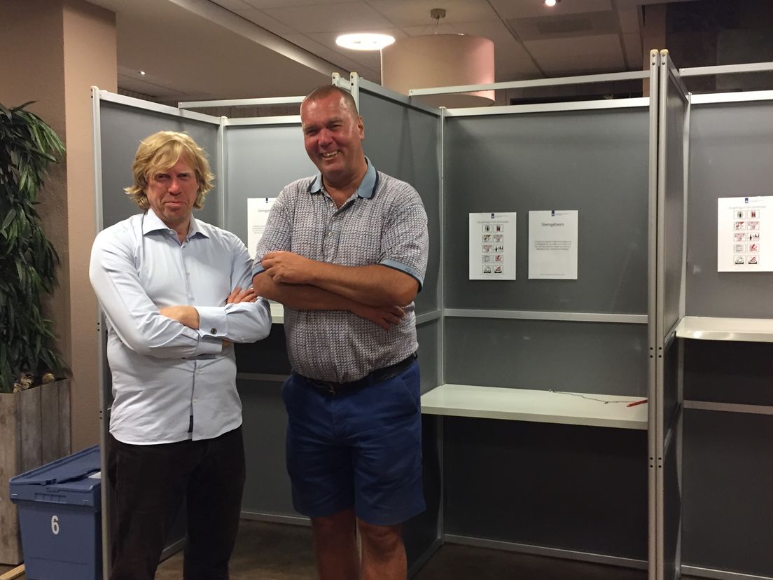 Waarnemers Tim Thiel en Arne van der Zande bij het stemmen tellen in Vlaardingen