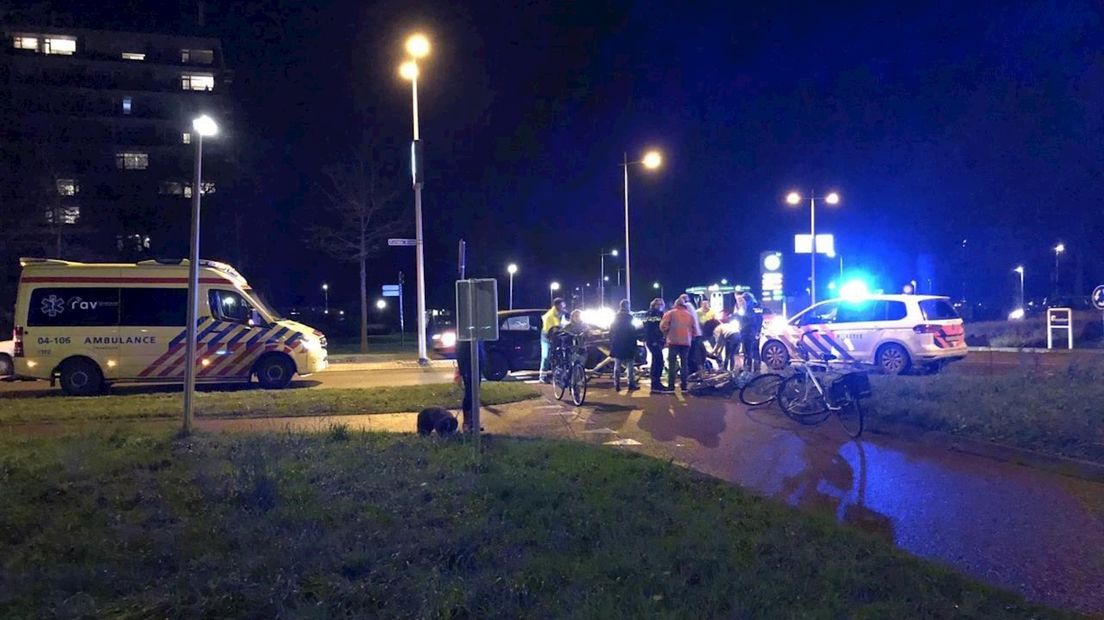 Ambulancepersoneel behandelt het slachtoffer