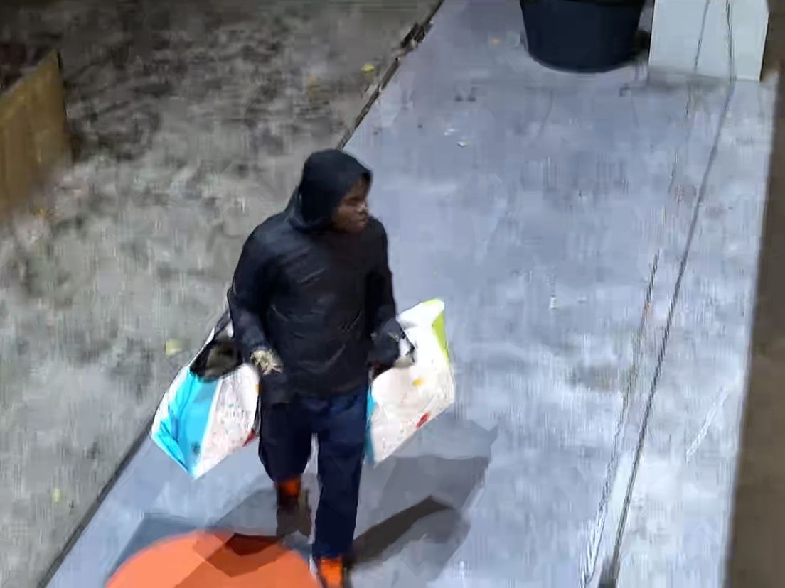 De man liep eerst door, maar kwam later weer terug