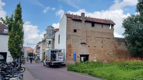 Man wordt op de grond wakker, politie zoekt behulpzame omstanders