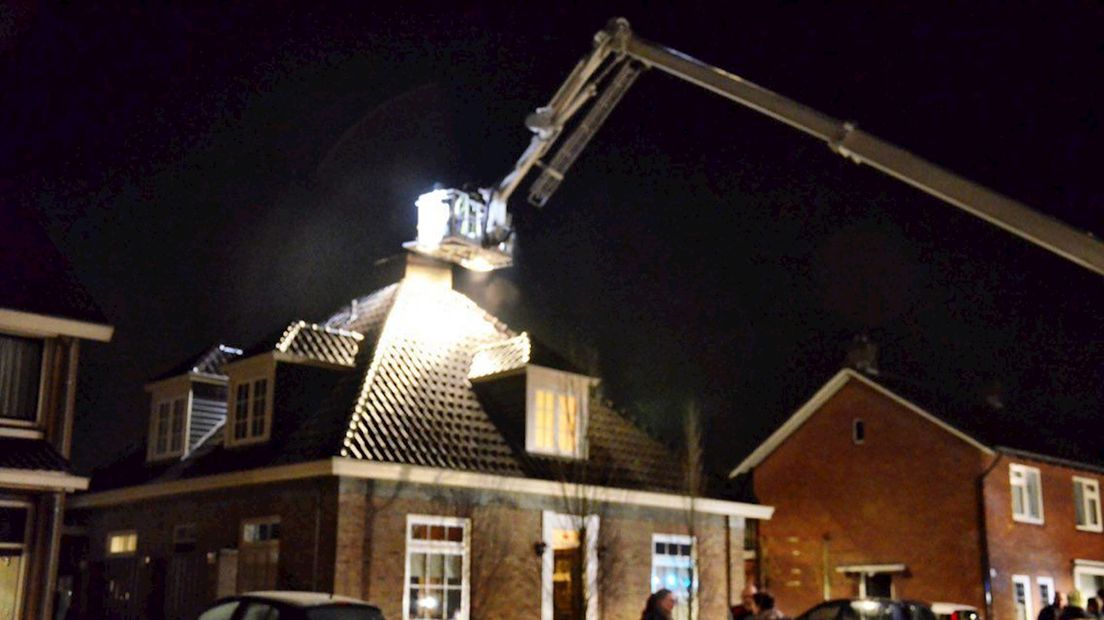 Hoogwerker ingezet bij schoorsteenbrand