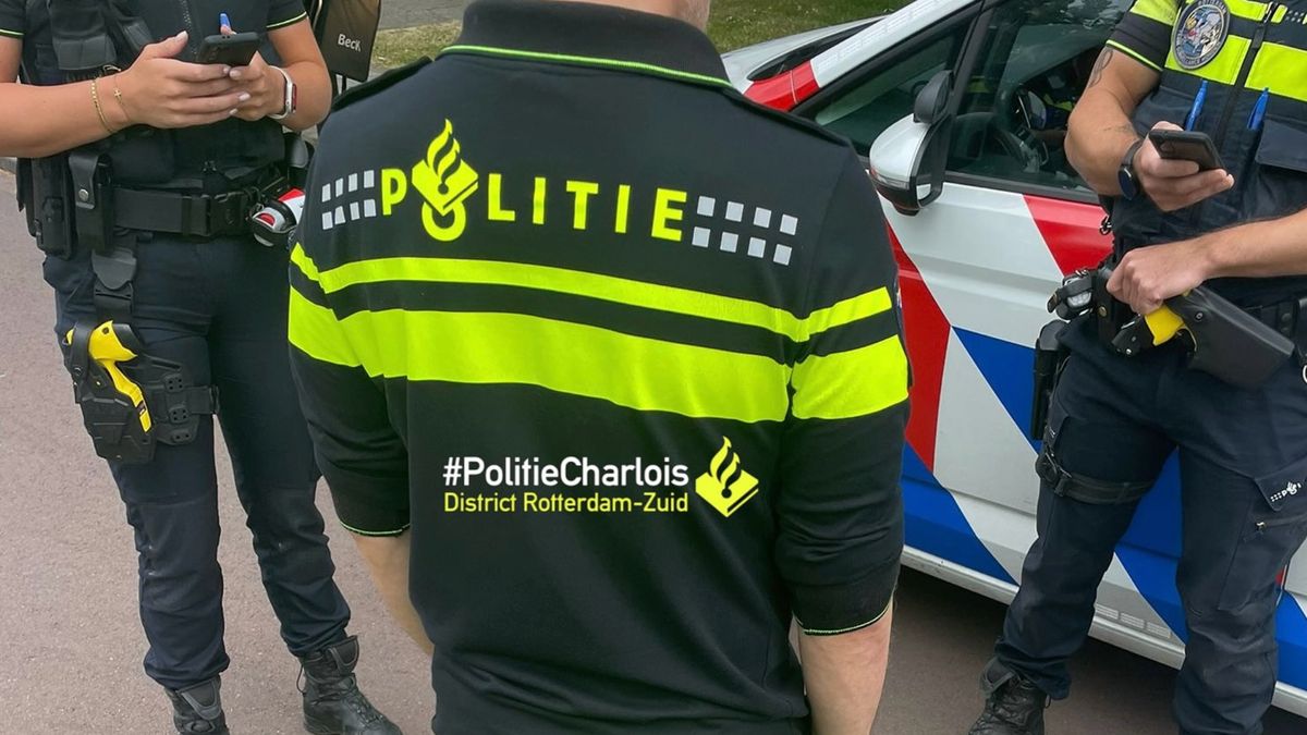 Agenten grijpen in na zien man in politiekleding | Auto te water maar ...