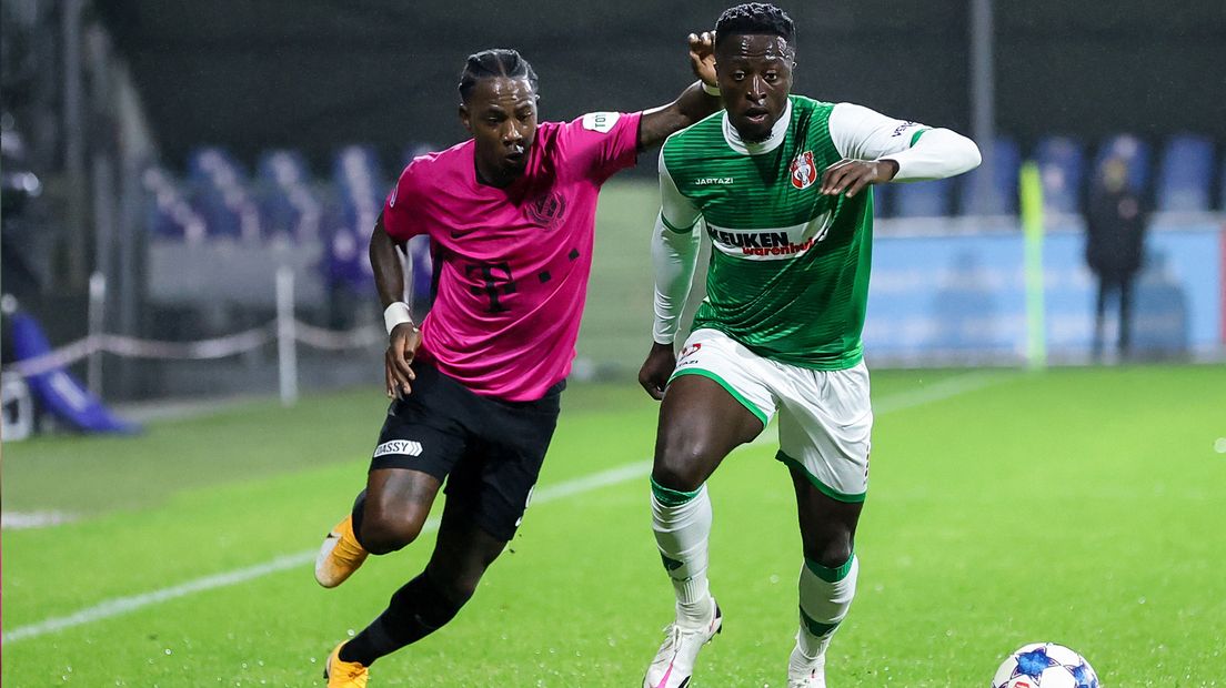 Eljero Elia in duel met Robin Polley