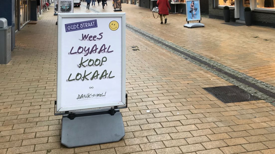Een bord in de Oudestraat in Assen die de consument oproept om bij lokale winkeliers te kopen (Rechten: RTV drenthe / Jeroen willems)