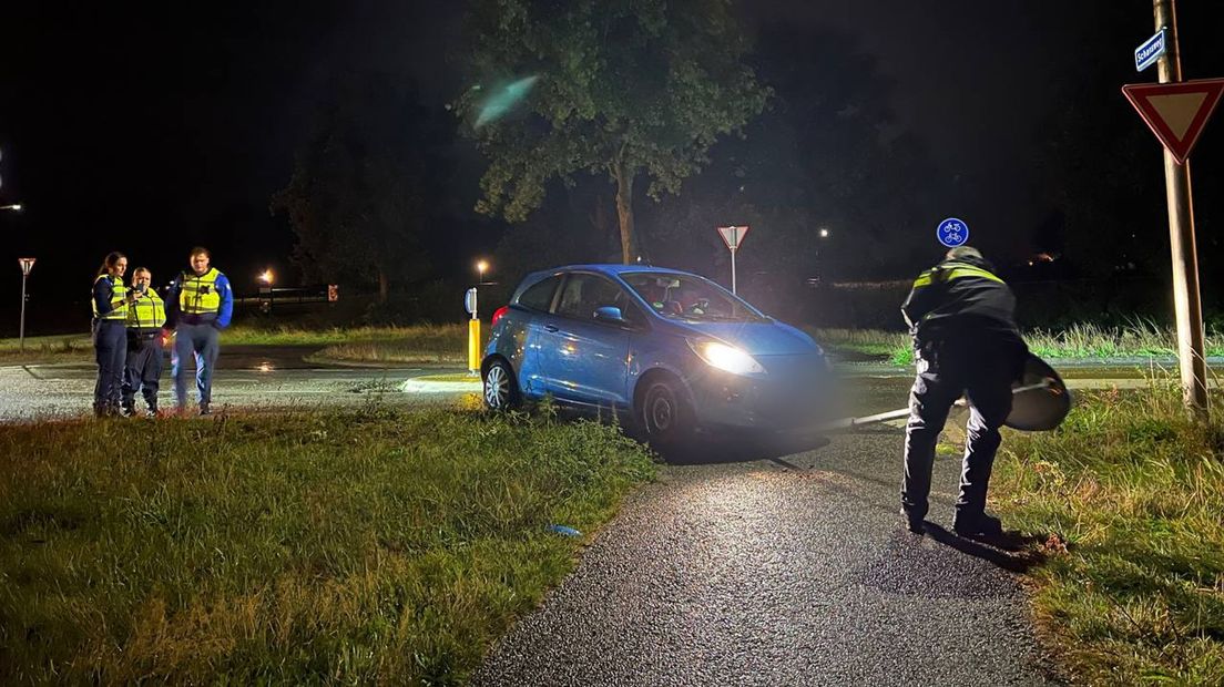 De auto kwam tegen een paal tot stilstand