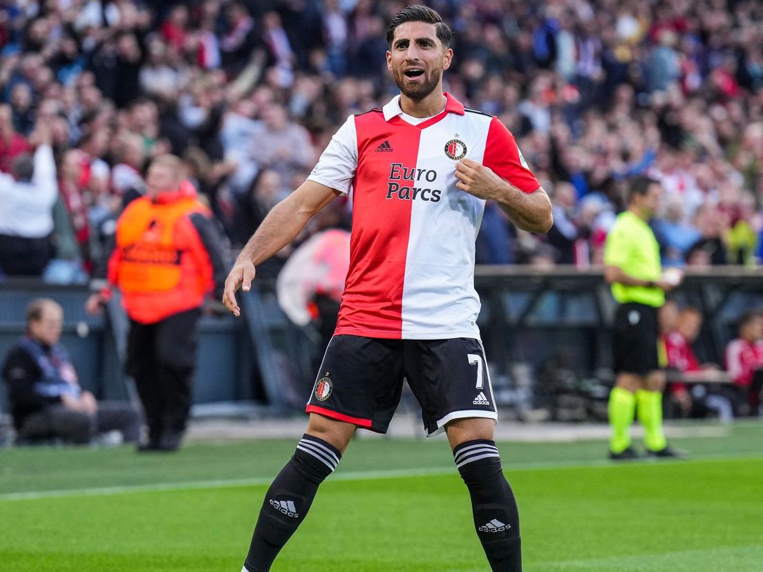 Alireza Jahanbakhsh viert zijn doelpunt tegen Sturm Graz met het publiek