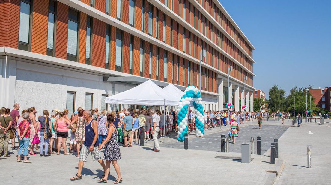 Drukte bij nieuwe Reinier de Graafgasthuis in Delft (Archief