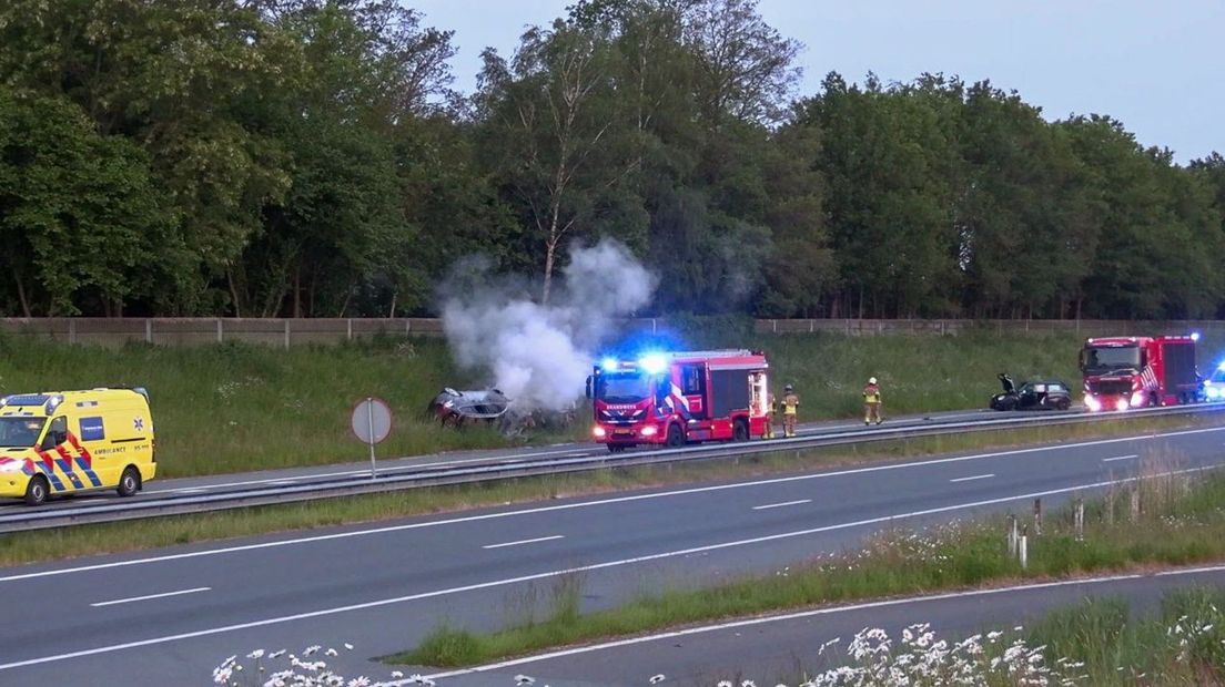 Eén van de twee wagens vloog na het ongeluk in brand