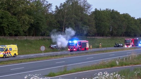 Auto vliegt in brand na botsing op A35 in Enschede: weg afgesloten. Auto vliegt in brand na botsing op A35 in Enschede: weg afgesloten.