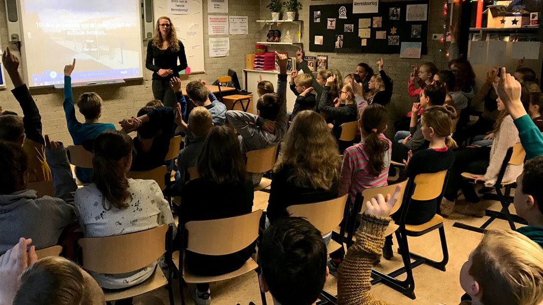 Voorlichting over vuurwerk door Stichting Halt op basisschool 't Startblok in Honselersdijk