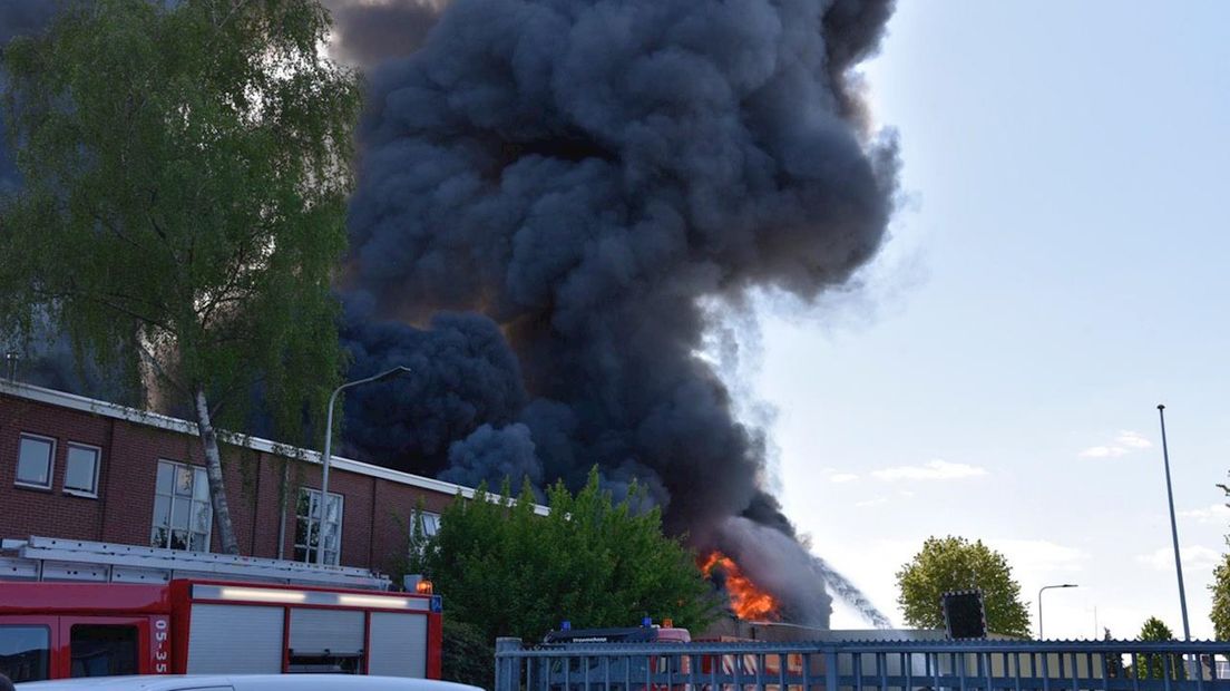 De brandweer is met meerdere voertuigen ter plaatse