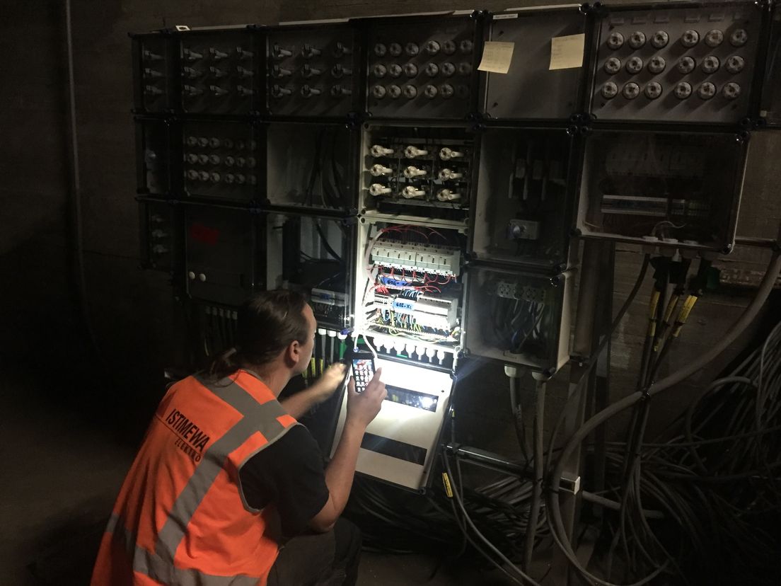Tijdens de rondleiding bezoek je ook de controlekamer en de betonnen catacomben op twintig meter diepte