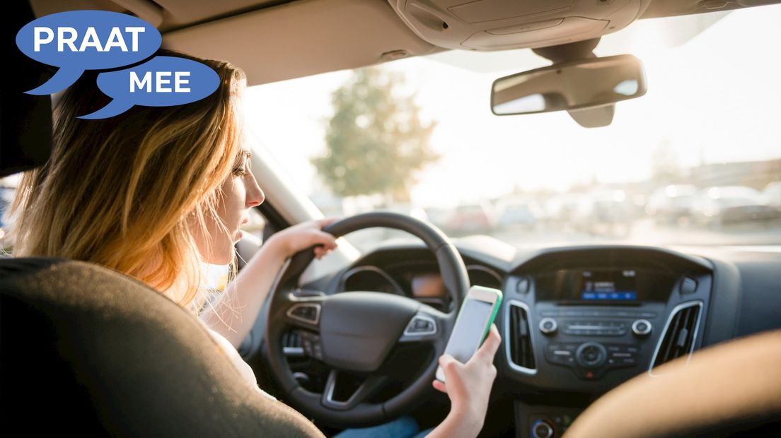 Praat mee: Met je telefoon achter het stuur moet net zo zwaar bestraft worden als met drank op rijde
