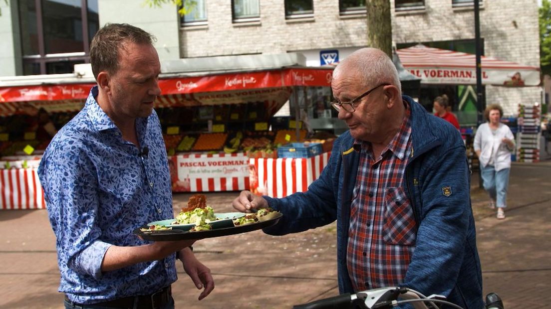 Jochem van Gelder laat Potdeurmekare proeven.