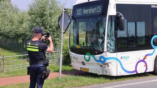 Stadsbus en personenauto botsen in Voorthuizen