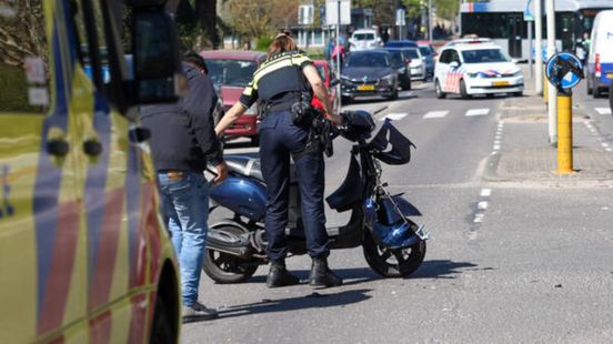 Bestuurder naar ziekenhuis na botsing tussen twee scooters. Bestuurder naar ziekenhuis na botsing tussen twee scooters.