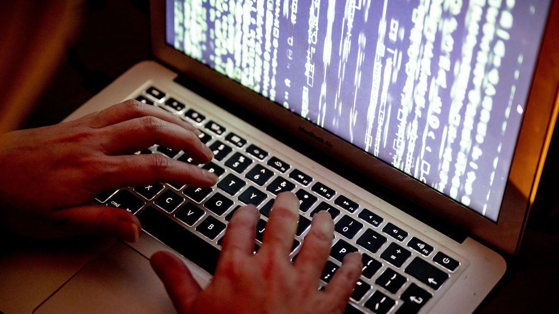 Een hacker achter zijn computer