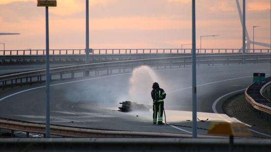 Motorrijder overleden na zwaar ongeluk op de Maasvlakte. Motorrijder overleden na zwaar ongeluk op de Maasvlakte.