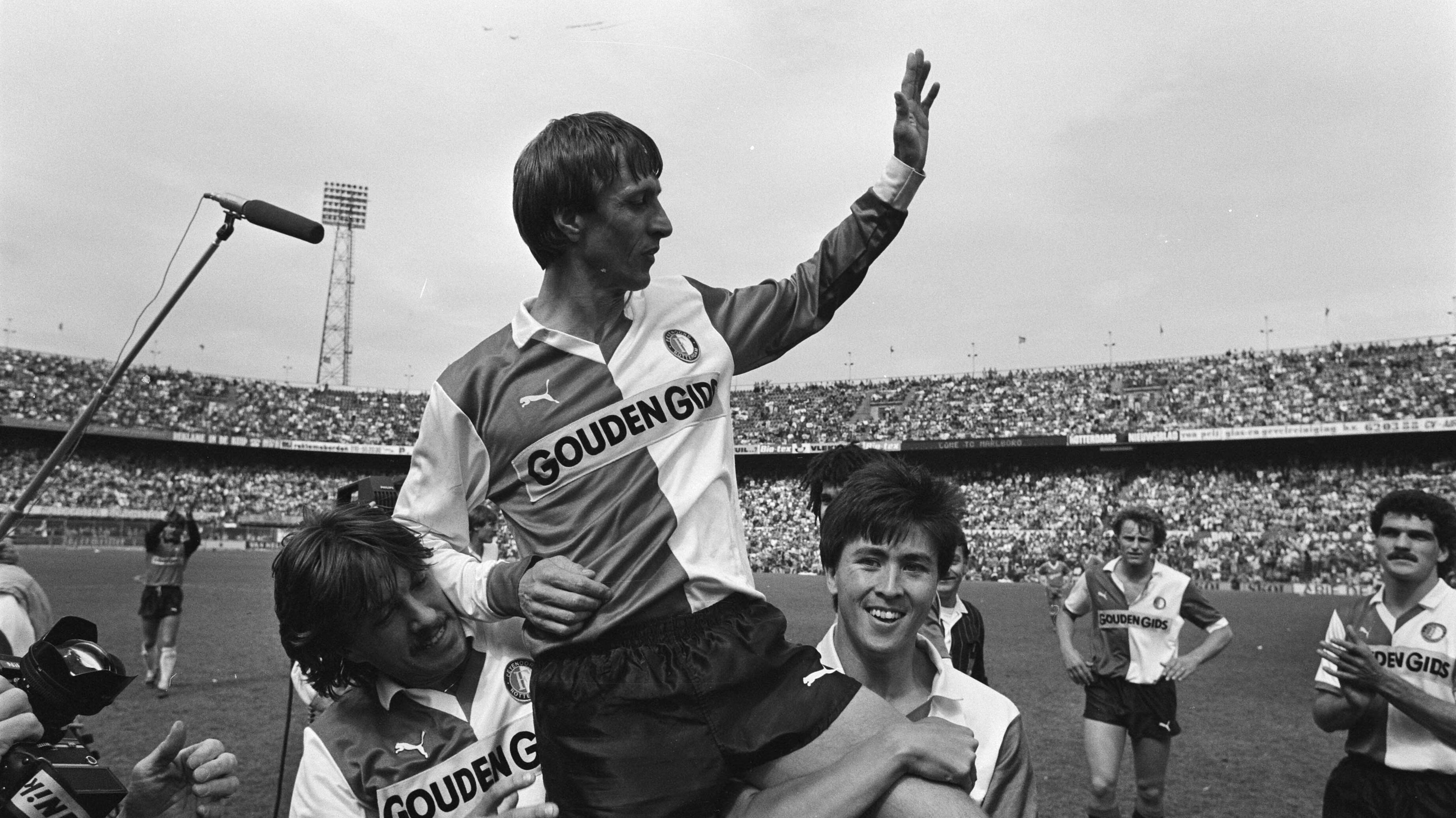 Johan Cruijff op de schouders bij Ben Wijnstekers en Stanley Brard na het winnen van de landstitel met Feyenoord in 1984