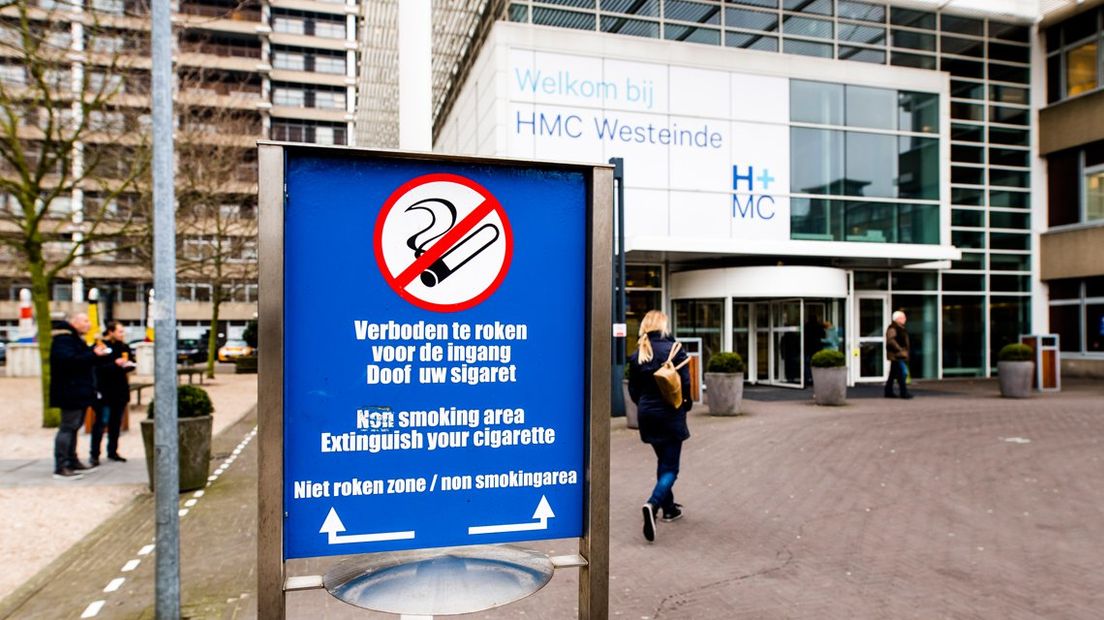CDA Den Haag wil rookverbod voor ingang openbare gebouwen. 