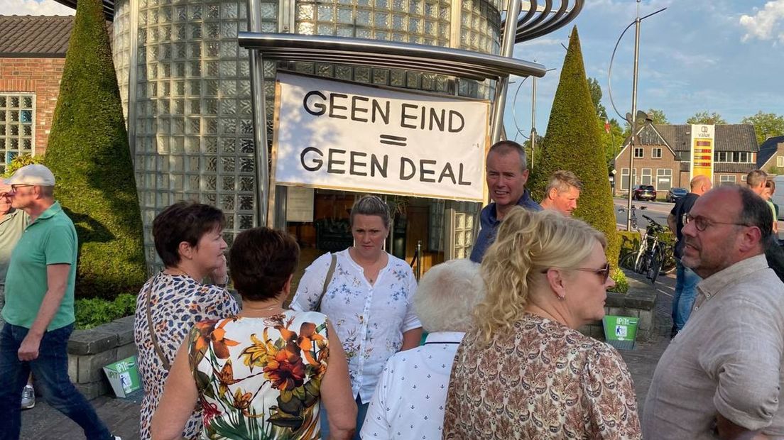 Bewoners liepen een protestmars voorafgaand aan de bijeenkomst