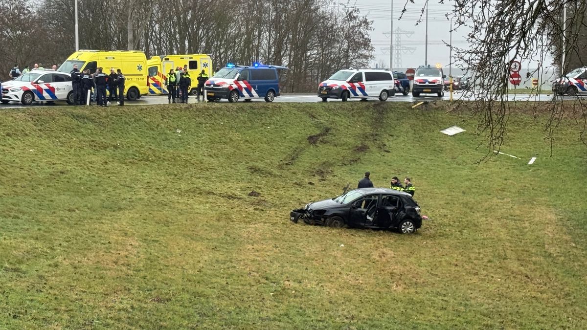 Auto slaat over de kop na achtervolging: drie inzittenden naar ziekenhuis