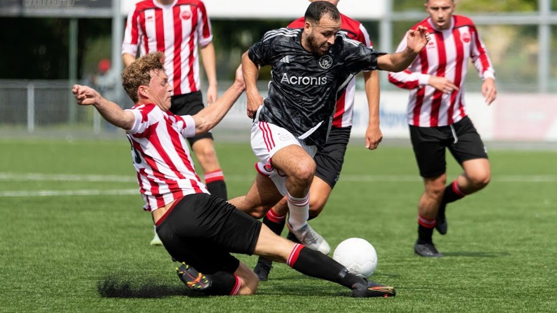 Brent Ossevoort maakt een sliding in de thuiswedstrijd tegen Ajax-amateurs