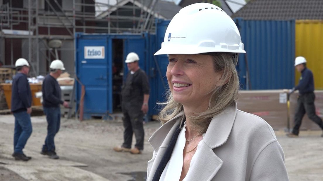 Minister Ollongren bekijkt een bouwplaats in 't Zandt