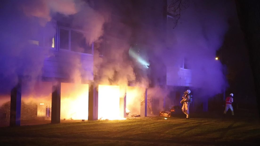 Acht woningen beschadigd bij brand Emmen