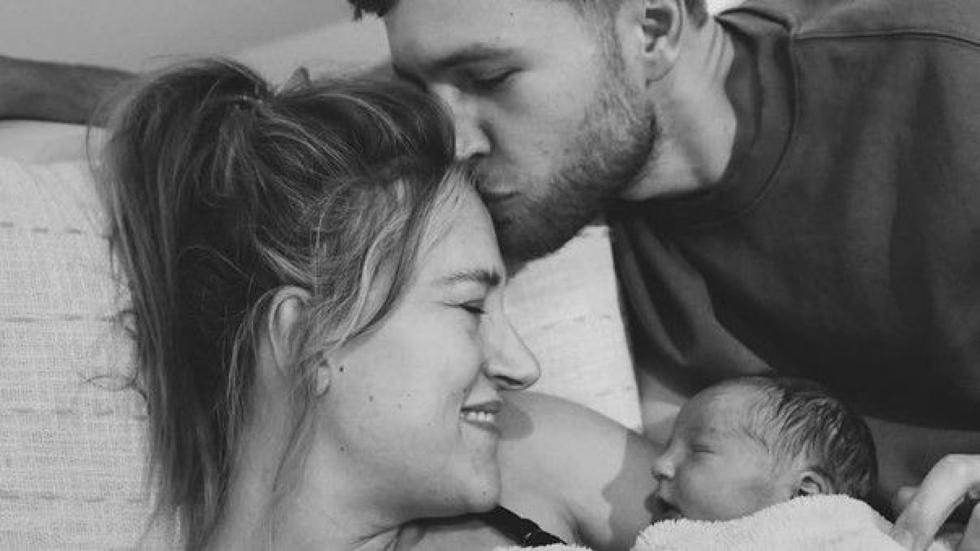 Suzan en Freek met hun pasgeboren zoontje Sef.