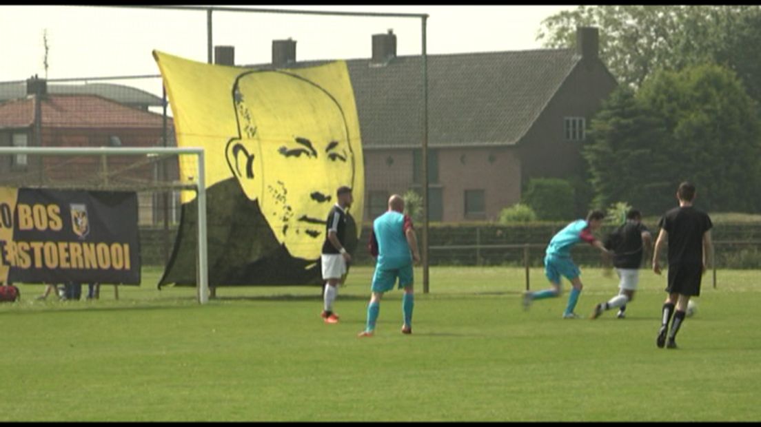 Supporters van Vitesse voetbalden zaterdag in Arnhem tegen elkaar tijdens het Theo Bos-supporterstoernooi.