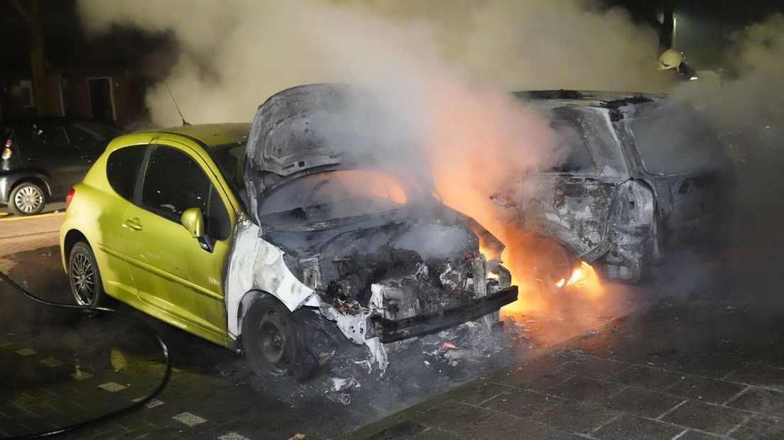 Twee auto's in vlammen op in Dedemsvaart