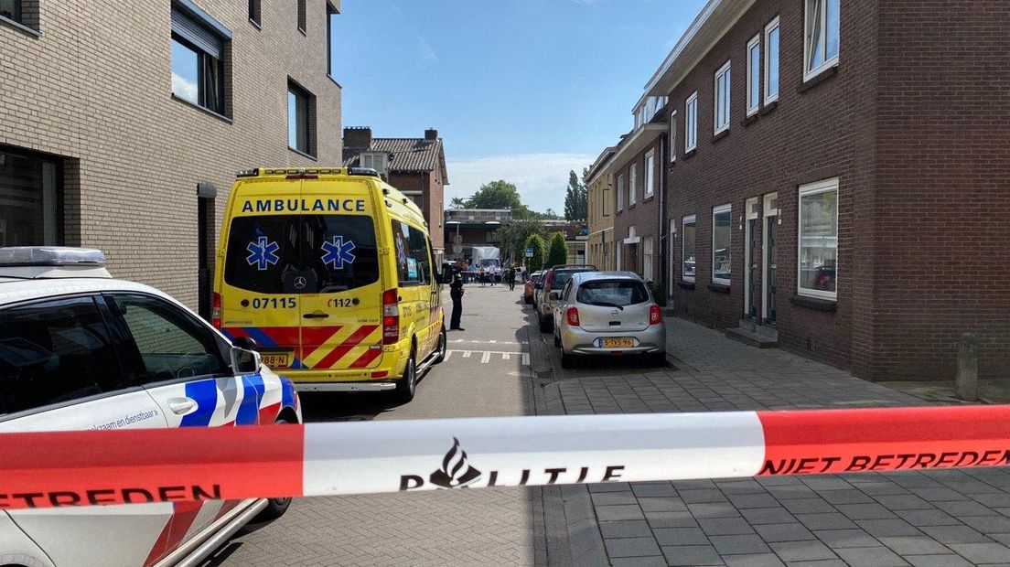 De straat is afgezet vanwege de schietpartij.