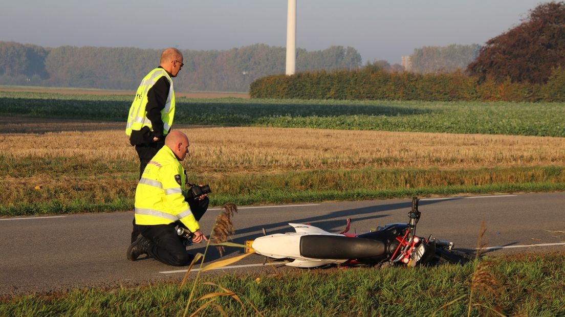 Bromfietser na ongeluk gewond in een sloot