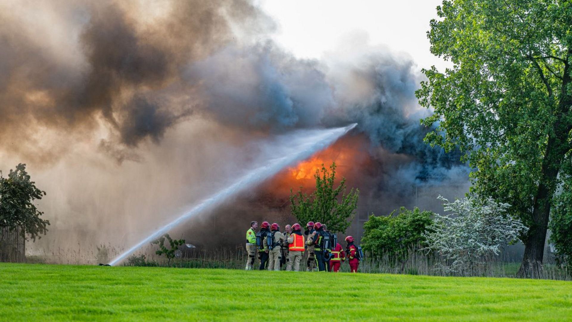 Grote Uitslaande Brand In Burum, Woonboerderij Verloren - Omrop Fryslân