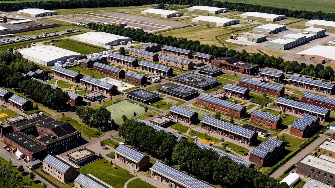 Dronefoto van het opvangcentrum voor asielzoekers in Ter Apel.