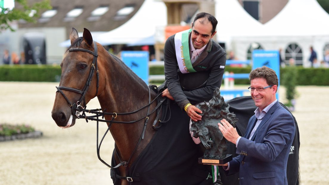 Winnaar Ernesto Canseco uit Mexico, met burgemeester Roger de Groot (Rechten: RTV Drenthe/Steven Stegen)