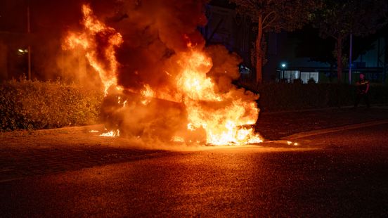 Auto volledig uitgebrand op parkeerterrein in Deventer Home